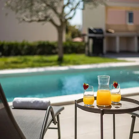 Family-friendly With Swimming Pool Novigrad - 24585